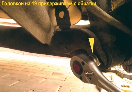 Снятие заднего амортизатора Ауди 100